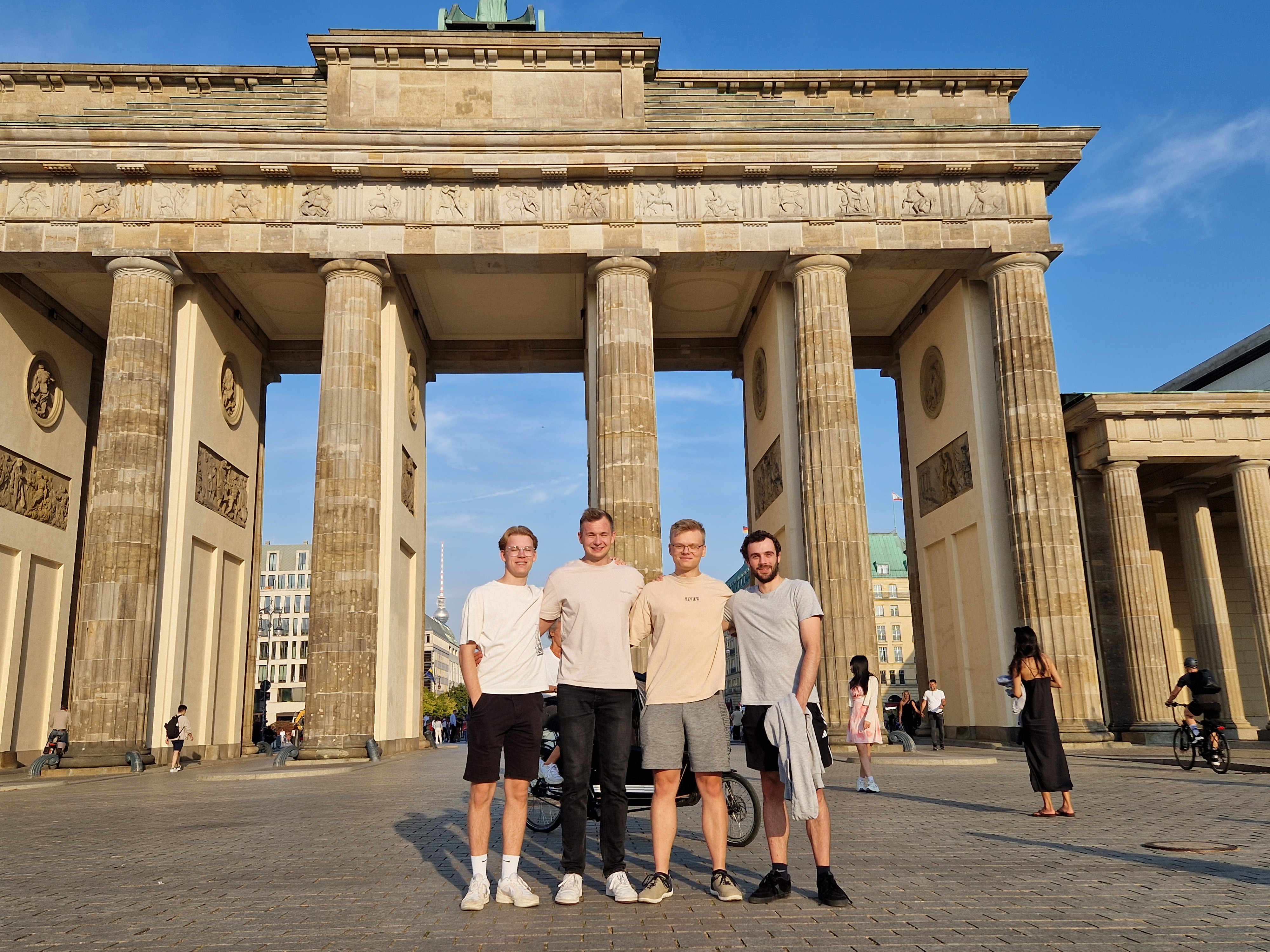 Das asyoube Team vor dem Brandenburger Tor in Berlin